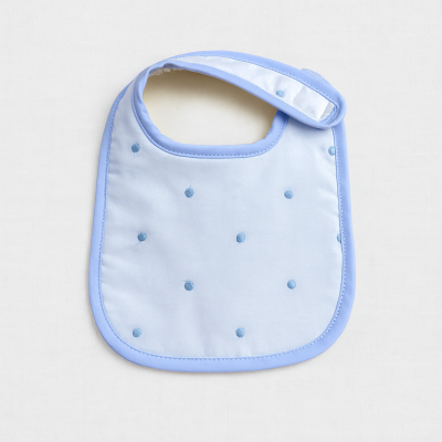 Babete azul claro com pontos bordados em azul escuro e fecho velcro