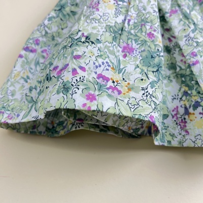 Detalhe de tecido floral em vestido ou saia
