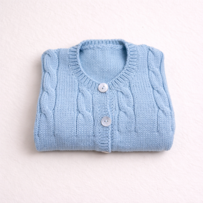 Camisola de malha azul clara com botões