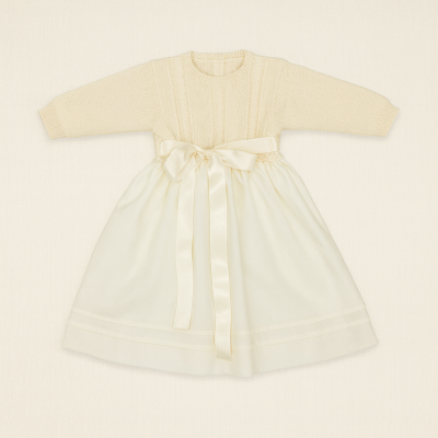 Vestido de bebé bege com laço de cetim