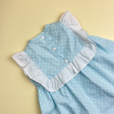 Vestido infantil azul com bolinhas brancas e babados brancos