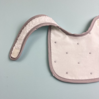 Babete para bebé branco com pontos cinzentos e bordas lilás