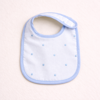 Babete de tecido branco com pontos azuis e borda azul claro