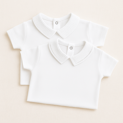 Dois bodies brancos para bebé com gola texturizada e botão de pressão nas costas