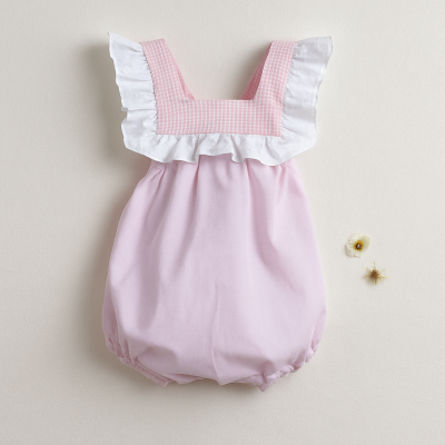 Macacão de bebé rosa com folhos brancos e padrão xadrez rosa e branco