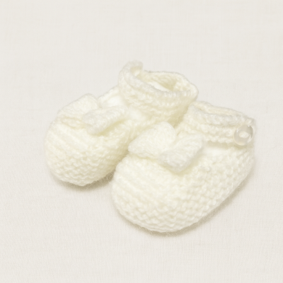 Par de sapatinhos de bebé em malha branca com laço e botão