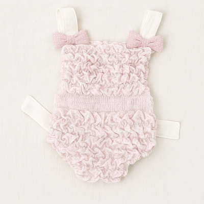 Macacão rosa claro com tiras brancas e laços cor de rosa