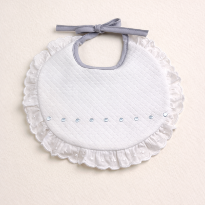Babete de bebé branco com renda e fita cinzenta