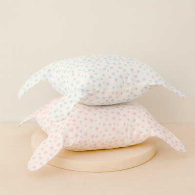 Almofadas em forma de peixes com padrão de estrelas azuis e cor-de-rosa