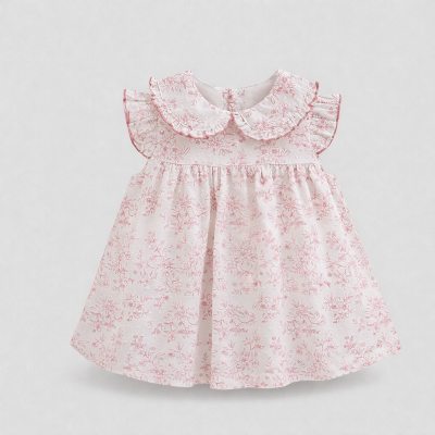 Vestido de bebé branco com padrão floral rosa e folhos na gola e mangas