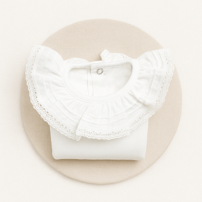 Blusa branca com gola larga rendada dobrada sobre base redonda bege