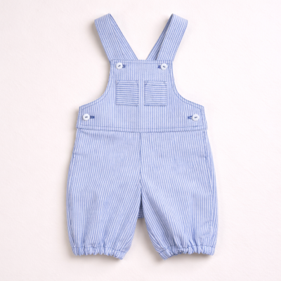 Jardineira de bebé com riscas brancas e azuis, alças e botões brancos.