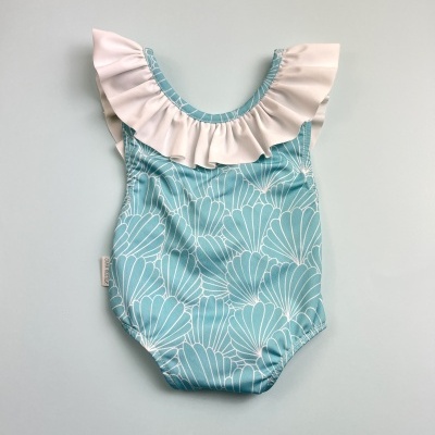 Fato de banho azul turquesa claro com padrão branco de conchas e folho bege no decote