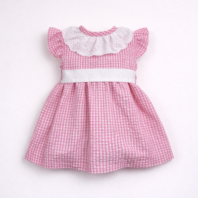 Vestido infantil rosa com padrão xadrez e gola branca bordada