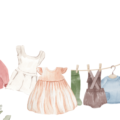 Roupas infantis variadas penduradas em fio com prendedores.