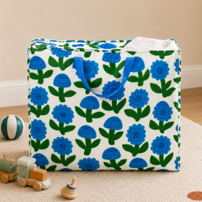 Saco de armazenamento com padrão de flores azuis em fundo branco