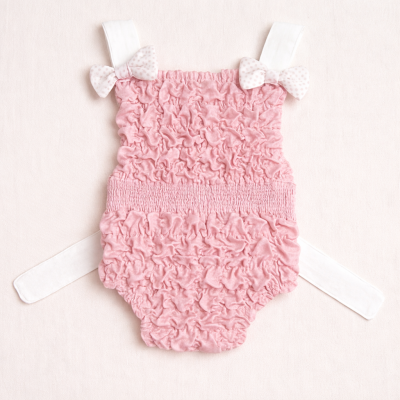 Fato de banho rosa para bebé com laços brancos e textura franzida