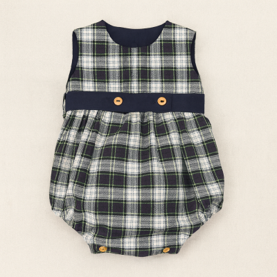 Body de bebé xadrez verde, branco e preto com faixa azul escura e botões castanhos