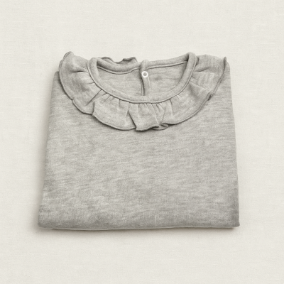 Camisola cinzenta dobrada com gola rodada franzida