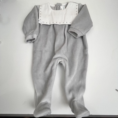 Macacão cinza e branco para bebé com tachas prateadas