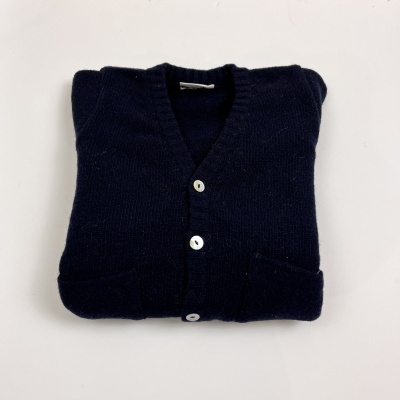 Casaco de malha azul escuro com botões brancos