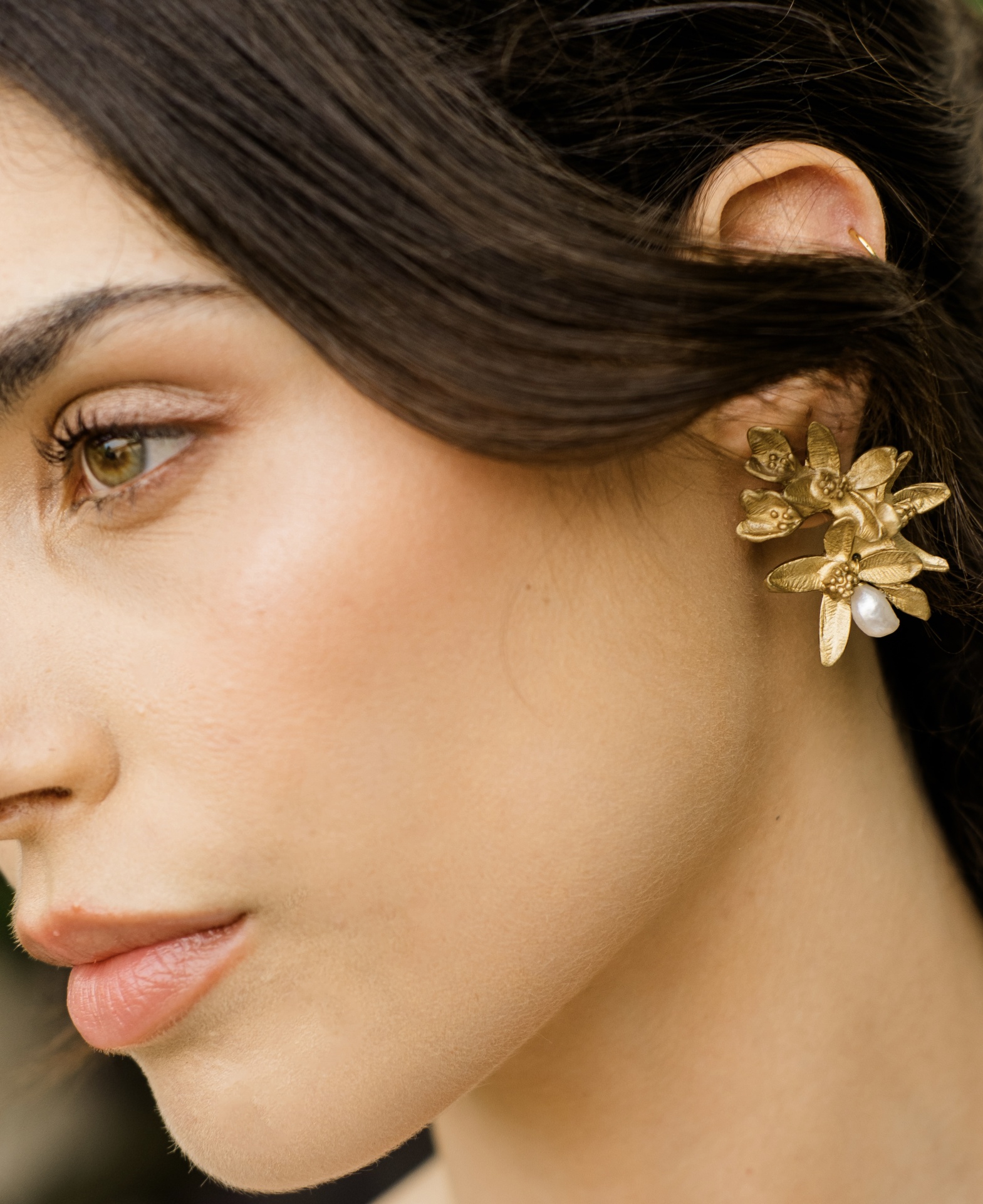 ONÍRICA II Perfil de mulher com brinco dourado floral e pérola