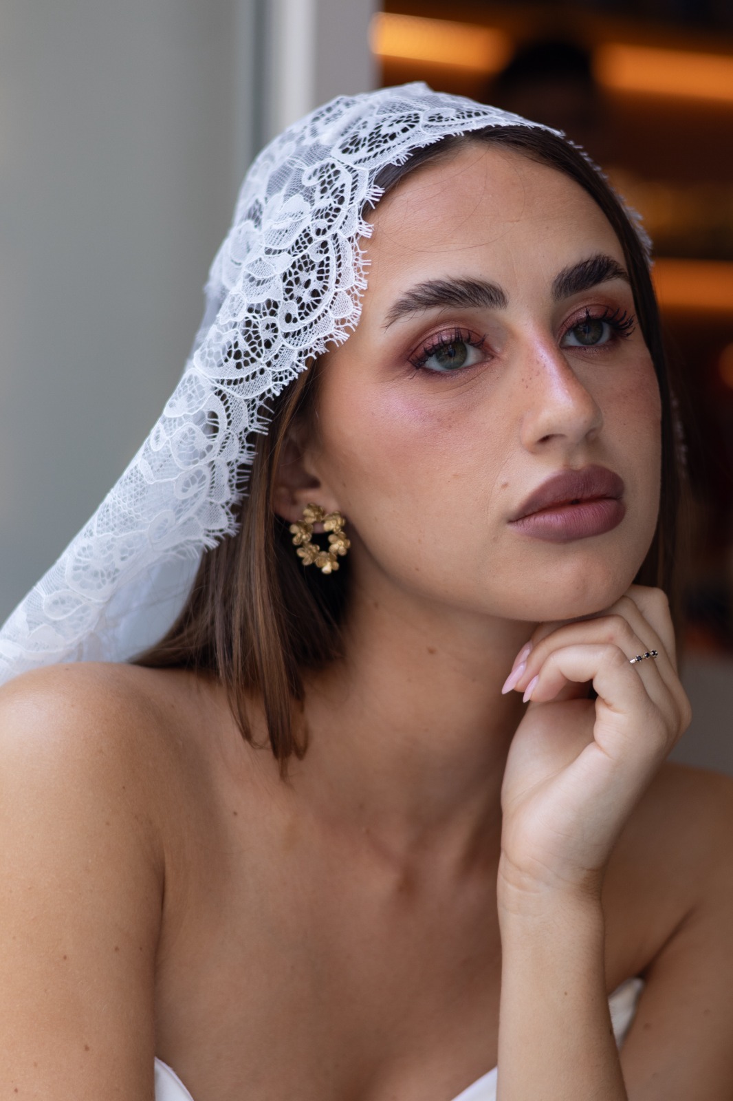 Floritta III Véu branco de renda com padrão floral usado por mulher