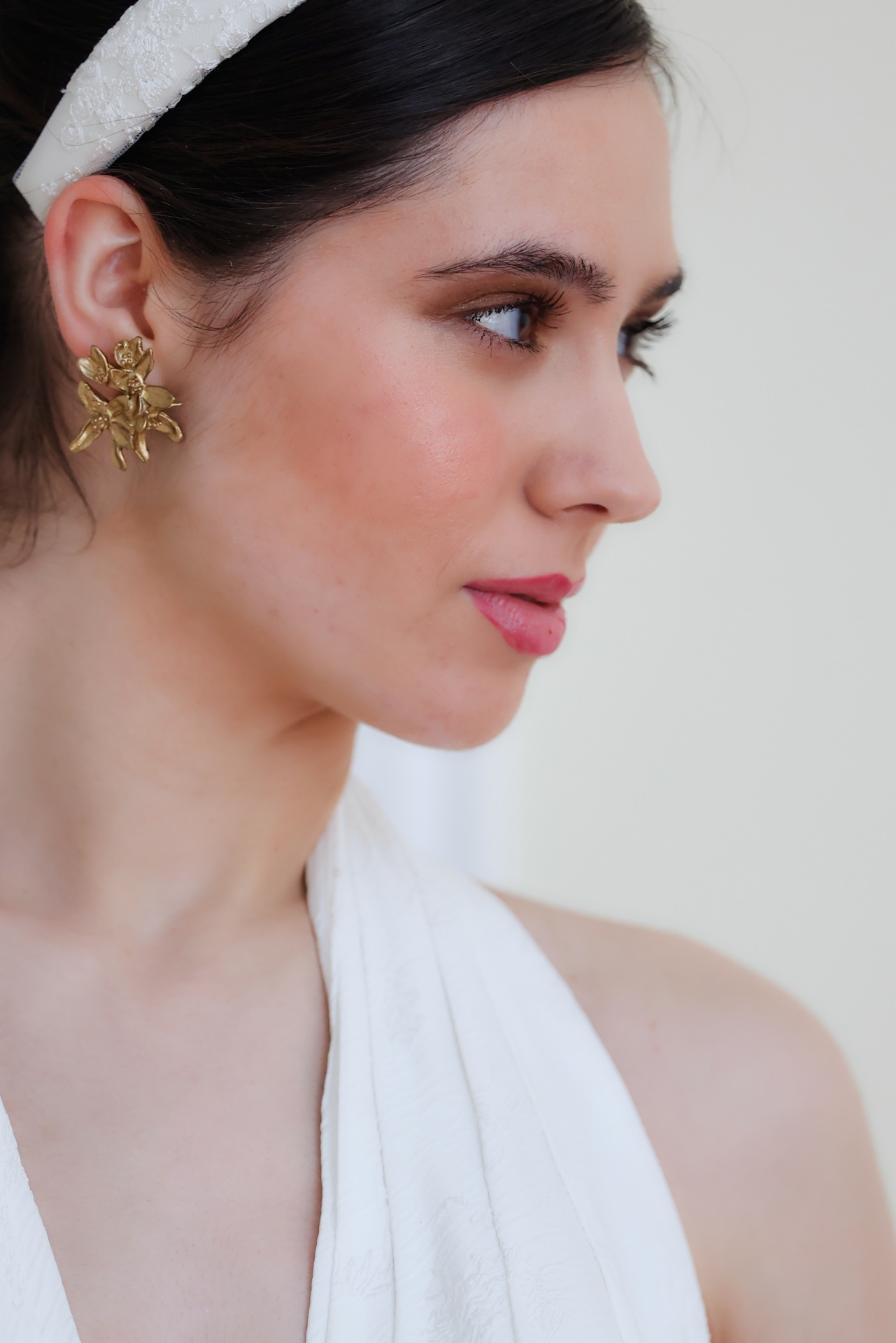 ONÍRICA Brincos dourados grandes com design floral