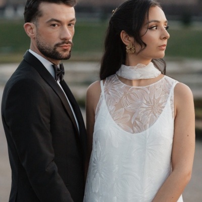 Homem e mulher vestidos de forma formal ao ar livre
