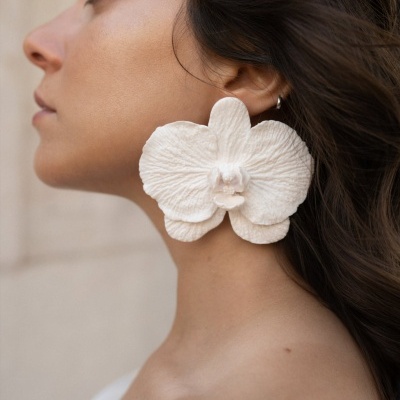Brinco grande em forma de flor orquídea branca