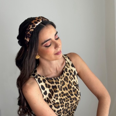 Mulher com vestido e faixa de cabelo animal print padrão leopardo