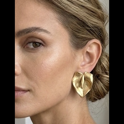 brinco dourado em forma de folha texturizada