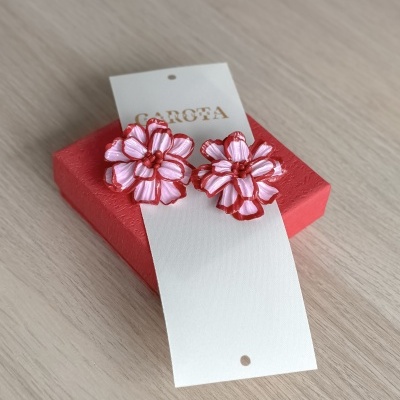 Brincos florais rosa com bordas vermelhas e cartão GAROFA sobre caixa vermelha