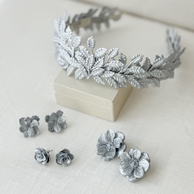Diadema prateada com folhas e brincos florais prateados