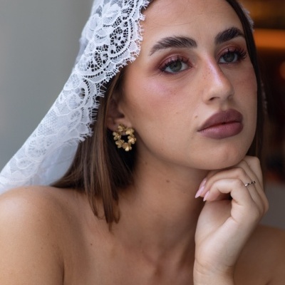 Véu branco de renda com padrão floral usado por mulher