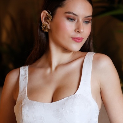 Blusa branca floral de alças largas com decote quadrado usada por modelo