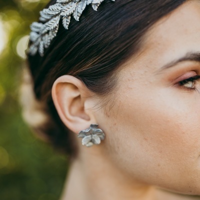 Grinalda prateada com folhas detalhadas e brinco de folha prateada