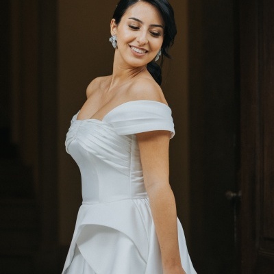 Vestido branco de noiva ombro a ombro com saia sobreposta