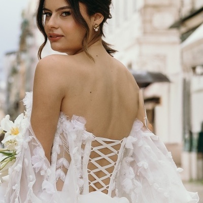 Vestido de noiva branco com renda floral e costas abertas