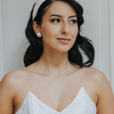 Mulher com vestido branco e acessórios brancos