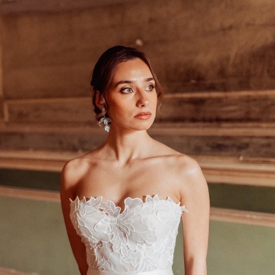 Vestido de noiva branco tomara que caia com aplicações florais rendadas e saia rodada