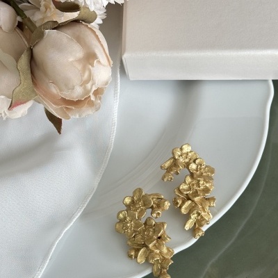 Brincos dourados flores com estojo branco Gosta Portuguesa