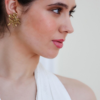 Brincos dourados grandes com design floral