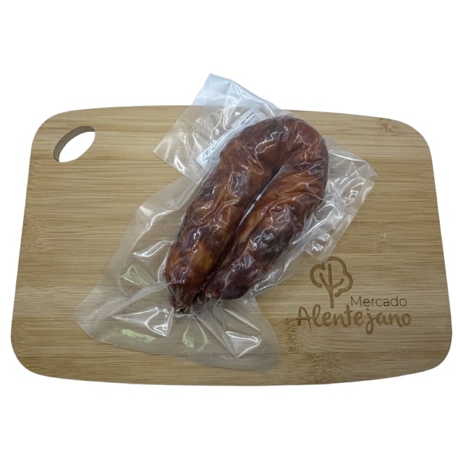 Chouriço Alentejano de Porco Preto Chouriço embalado a vácuo em tábua de madeira Mercado Alentejano