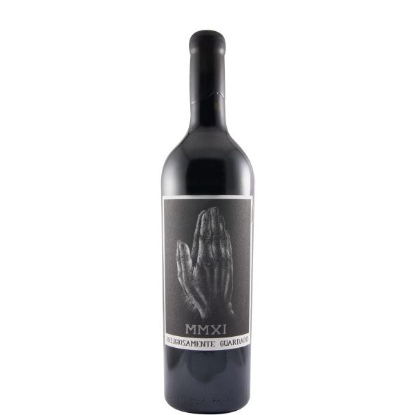 Herdade Papa Leite Religiosamente Guardado tinto 2011 Garrafa de vinho tinto com rótulo preto e branco e imagem de mão em oração
