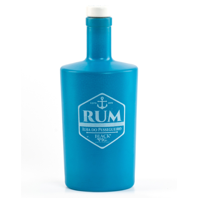 Rum Ilha do Pessegueiro - Black Pig Garrafa azul opaca de rum com tampa branca e texto branco
