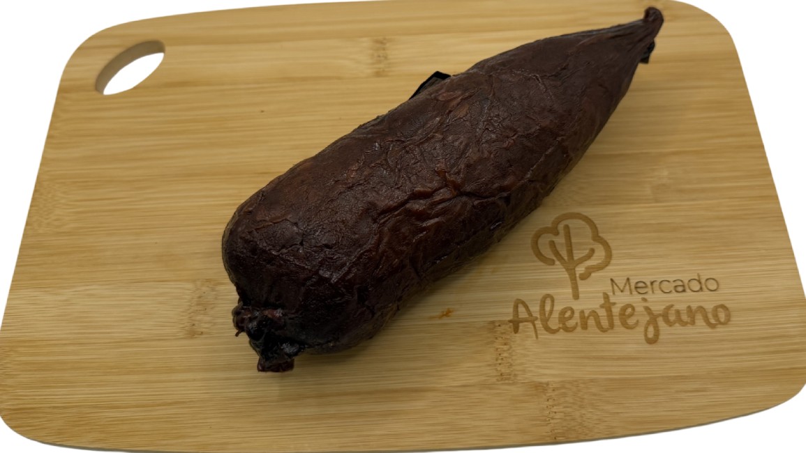 Painho Alentejano de Porco Preto Chouriço castanho escuro numa tábua de madeira com logo Mercado Alentejano