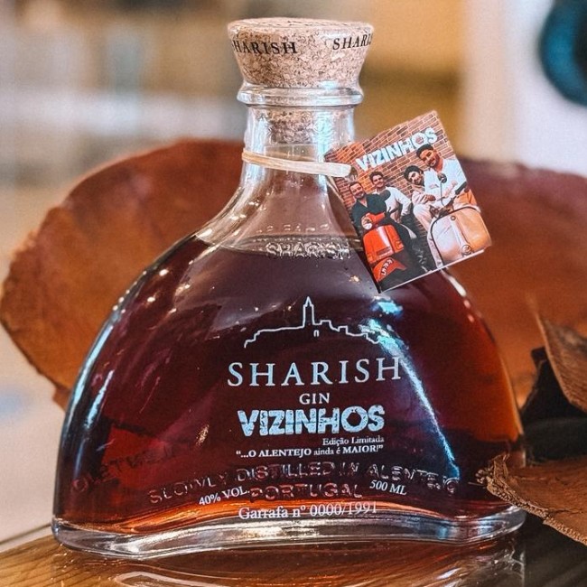Sharish Gin Vizinhos "...O ALENTEJO ainda é MAIOR!" Garrafa de gin SHARISH VIZINHOS em vidro âmbar com rolha de cortiça e etiqueta colorida