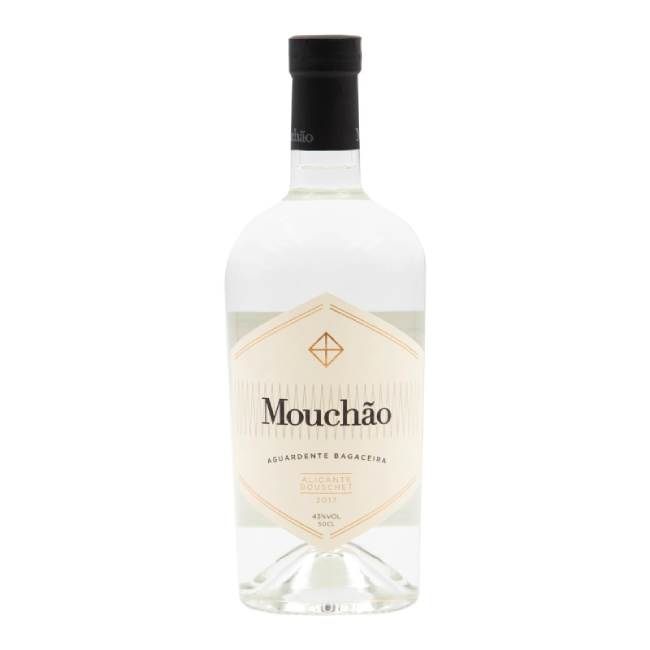 Aguardente Bagaceira Alicante Bouschet - Mouchão Garrafa de aguardente Bagaceira Mouchão com rótulo branco e dourado