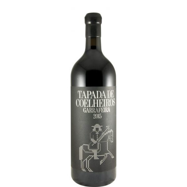 Tapada de Coelheiros Garrafeira tinto 3L 2015 Garrafa de vinho tinto Tapada de Coelheiros Garrafeira 2015 com rótulo cinzento escuro e imagem de cavaleiro